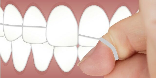 Flossing_for_clean_teeth